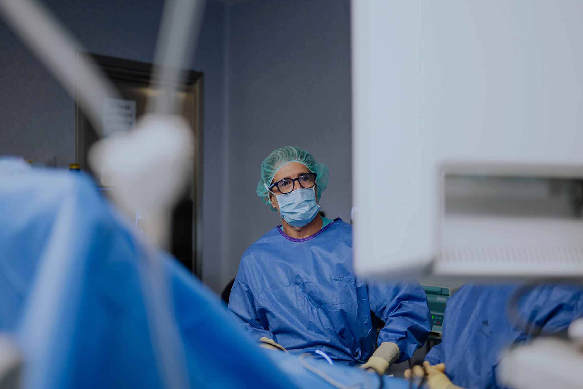 Surgeon looking at monitors screen during an arthroscopic knee surgery.